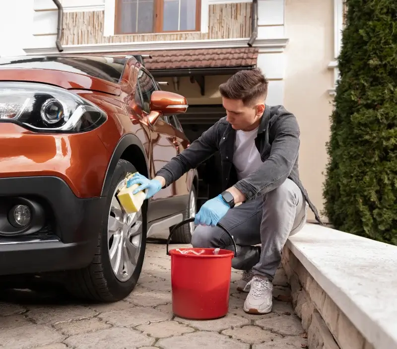 Lavage auto à domicile Saint-Bonnet-de-Chirac : professionnel intervenant sur un véhicule